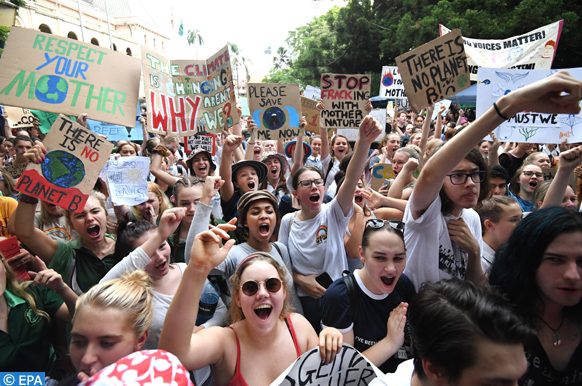 des étudiants d'universités australiennes sèchent les cours pour protecter contre l'inaction climatique